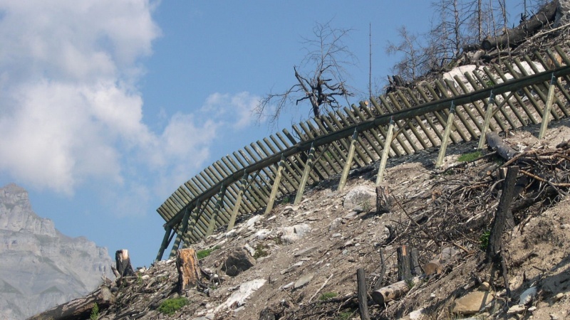 Ouvrage de retenue paravalanche temporaire après l’incendie de forêt