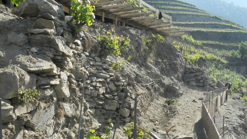 Trockenmauer vor der Sanierung